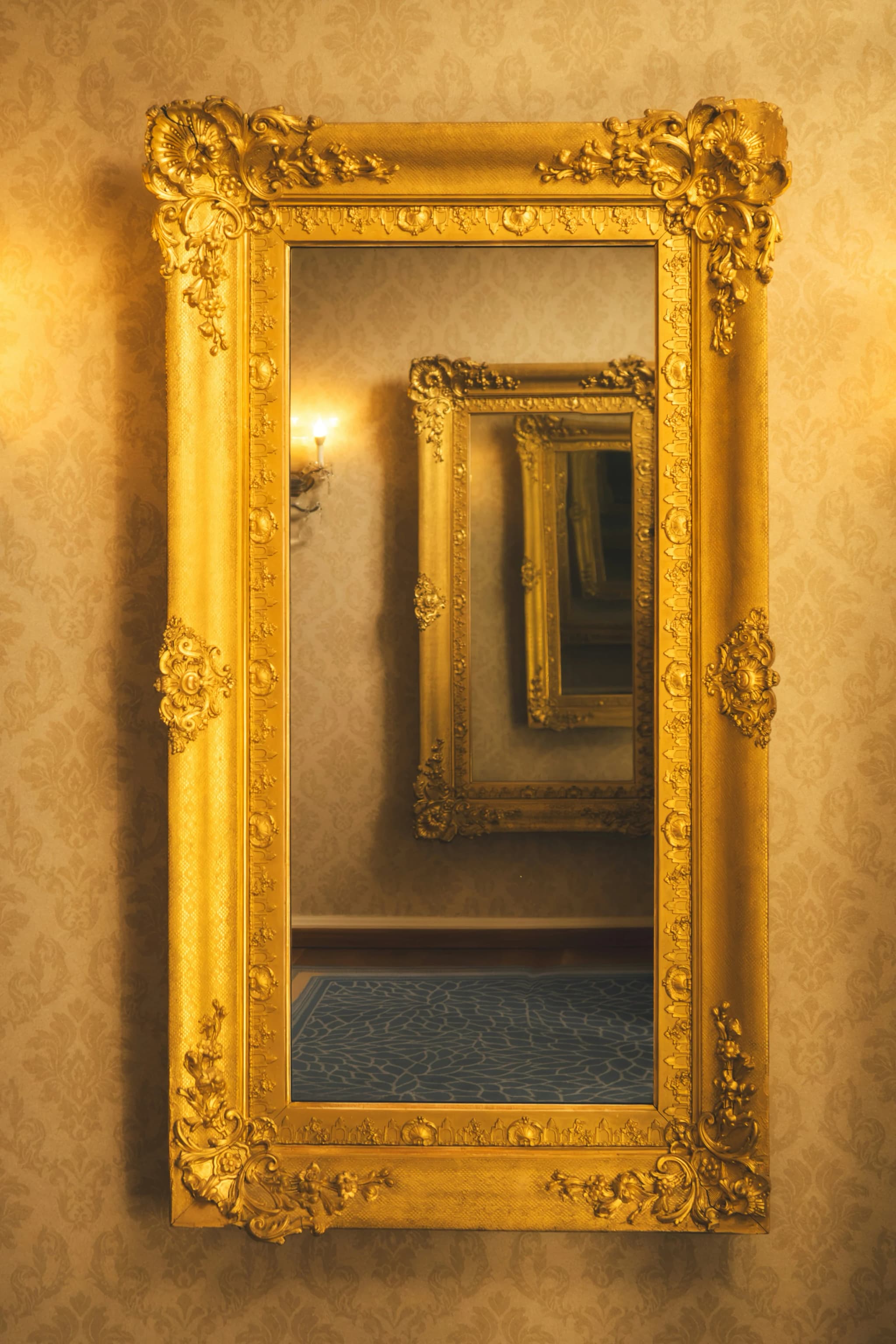 Hall of mirrors with infinite reflections